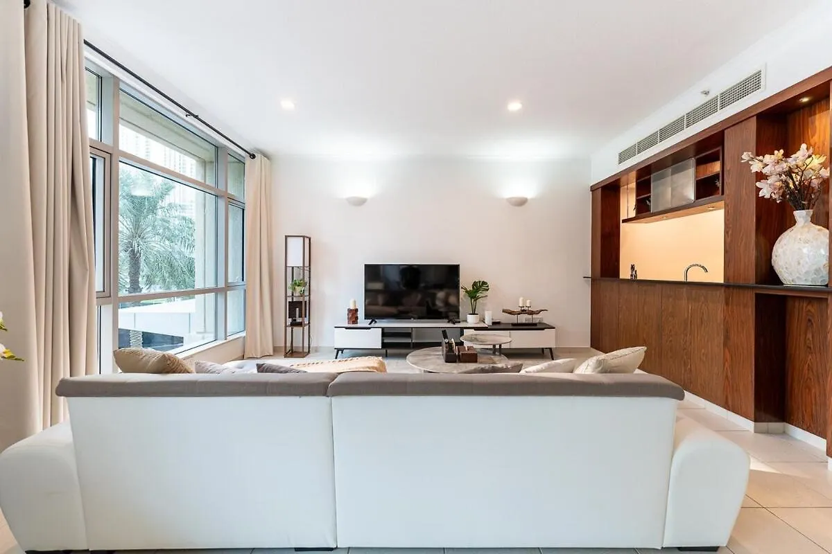 Chic 1-Bedroom Getaway With Downtown Living Charm Дубай Апартаменты