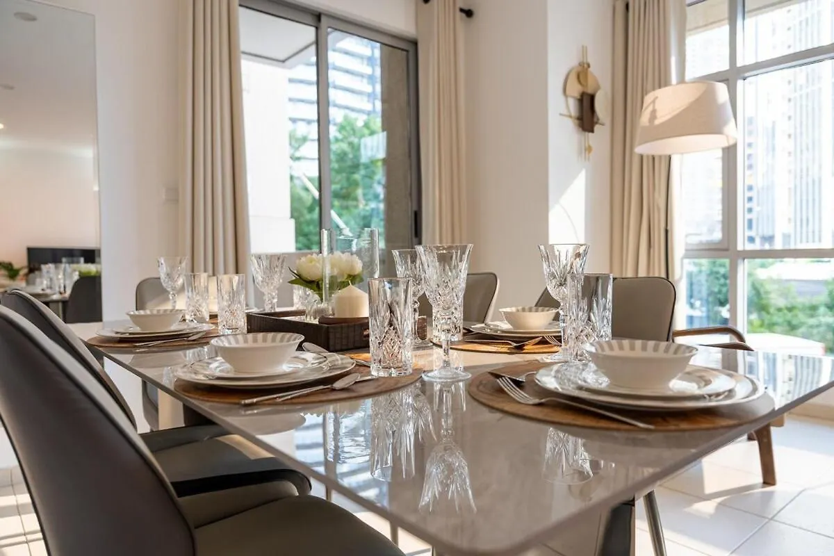 Chic 1-Bedroom Getaway With Downtown Living Charm Дубай Апартаменты
